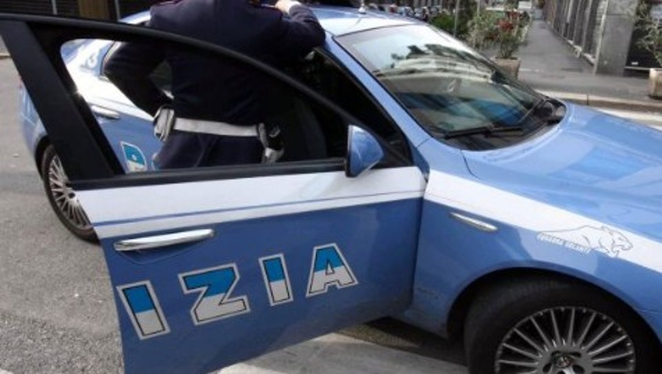 Viaggiava con una paletta di polizia in auto: fermato - La Sesia