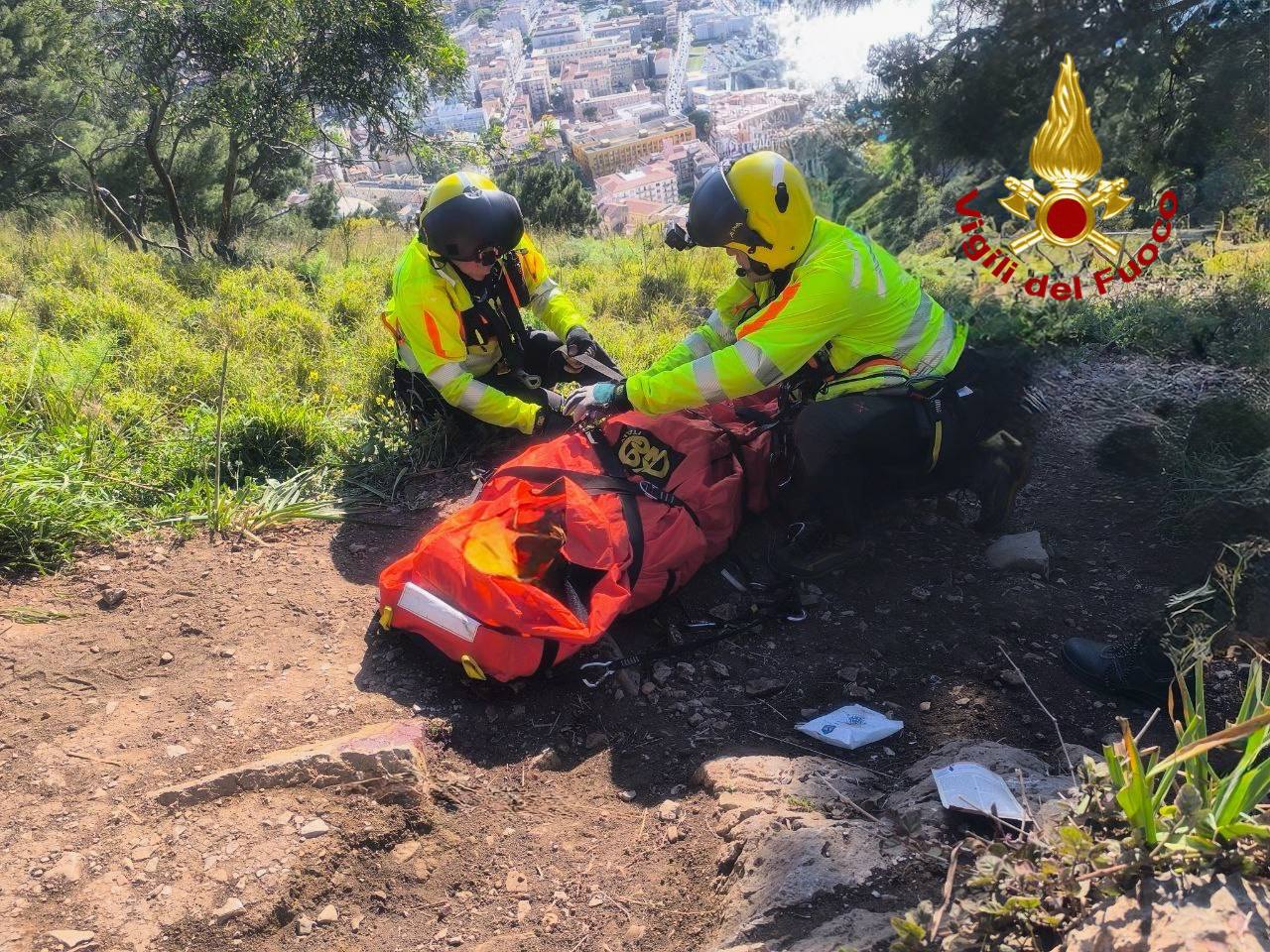 Cade in una scarpata, soccorso a Cefalù dai vigili del fuoco