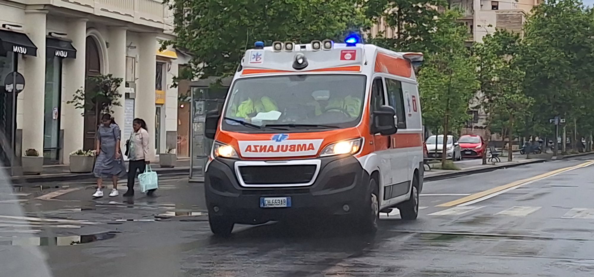 Catania, scontro tra scooter e auto in via Galermo: centauro in ospedale