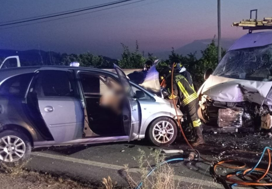 Scontro frontale tra un'auto e un furgone a Palagonia: otto feriti