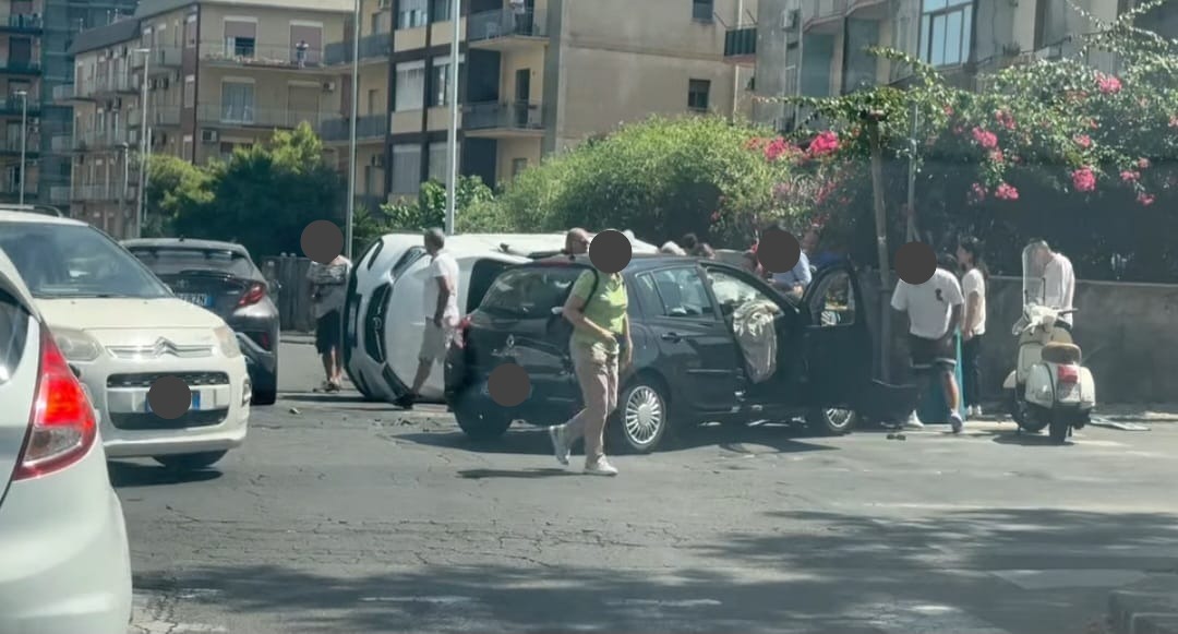 Catania, incidente all'incrocio tra via Torino e via Francesco Fusco