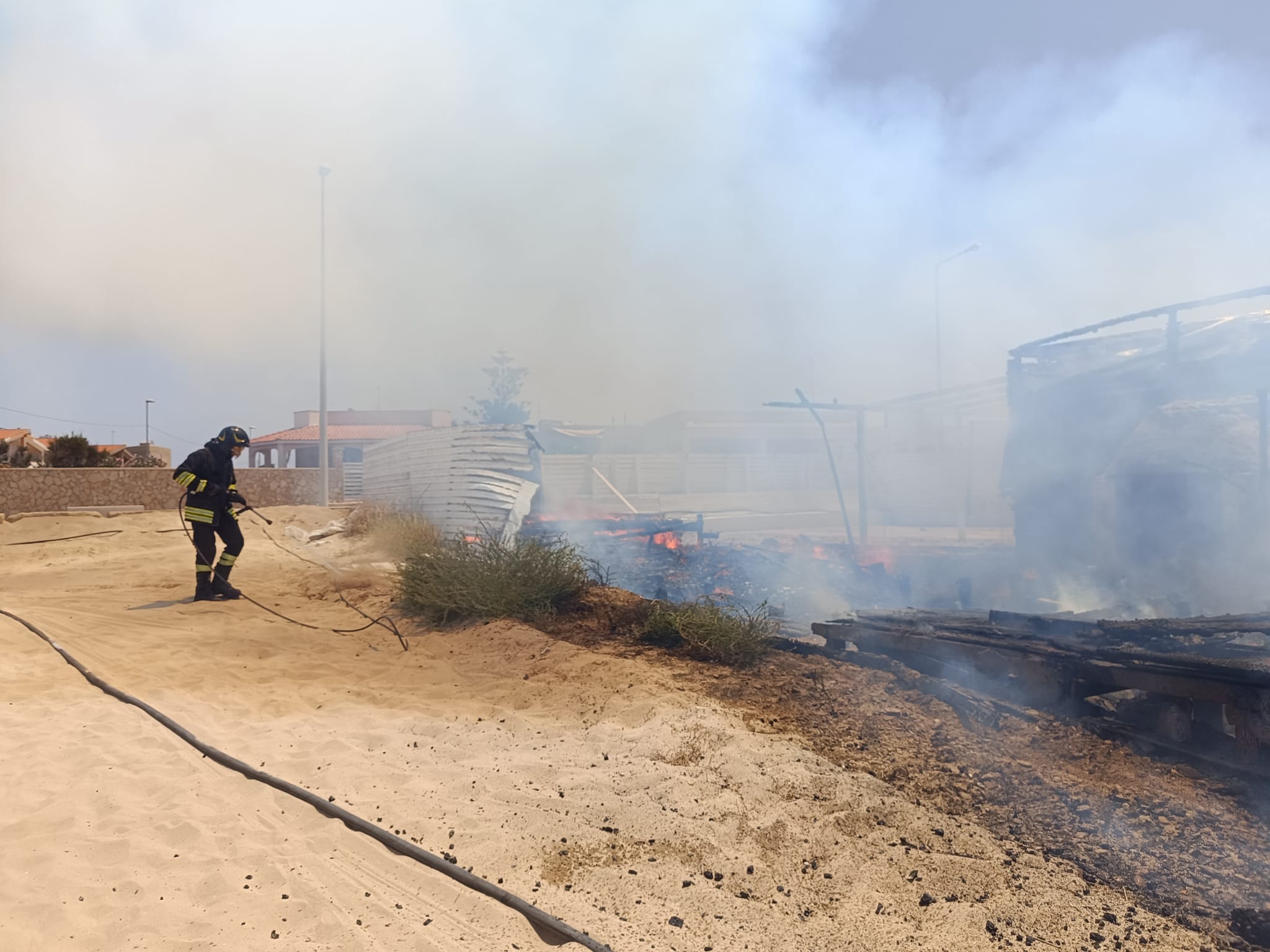 Marina di Acate, incendio all'interno di uno stabilimento balneare