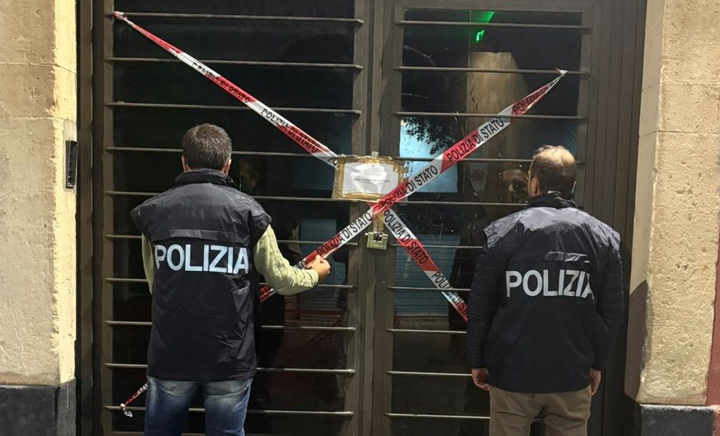 Agenti della Polizia ai sigilli di un locale, fotografia pubblicata da MeridioNews